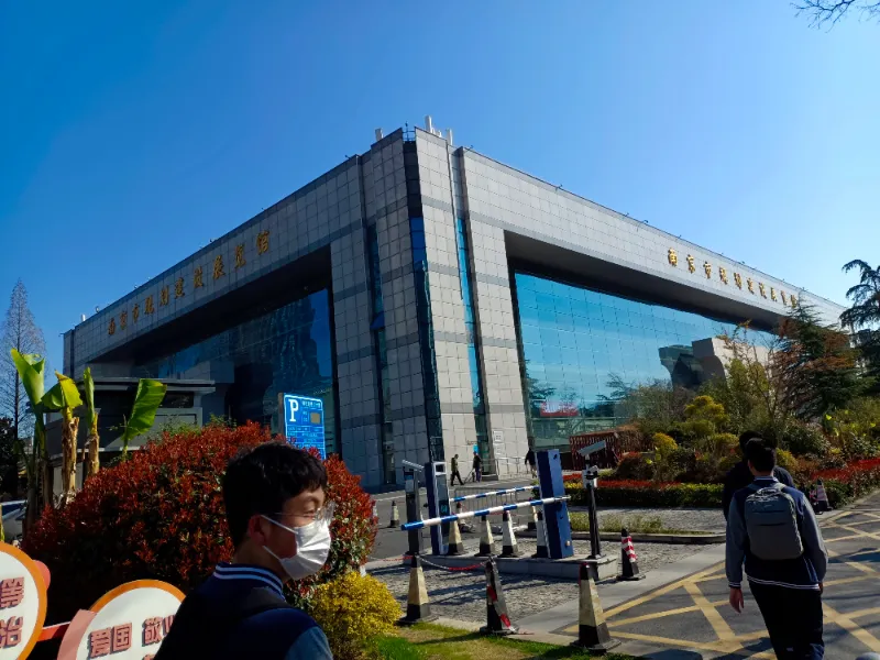 9:06 城市规划馆外